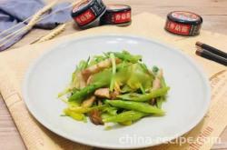 The method of stir frying snow beans with mushroom sauce and spicy sauce