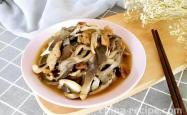 The method of stir frying mushrooms with sliced meat