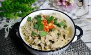 The method of blanching fat sheep with mushroom and potato powder