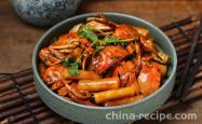 The method of stir frying rice cake with hairy crabs