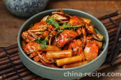 The method of stir frying rice cake with hairy crabs