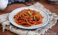The method of stir frying pork skin with onions and chili peppers