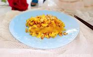 The recipe for stir frying eggs with peanuts and pine nuts