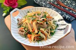 The method of stir frying three shreds of meat