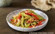 The method of stir frying potatoes with celery and lean meat