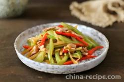 The method of stir frying potatoes with celery and lean meat