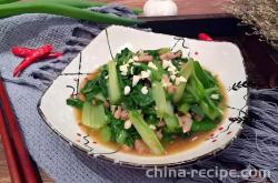 The recipe for minced meat, oil, and lettuce