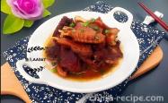 The method of stewing geese in an iron pot