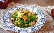 The method of stir frying chives with shrimp sauce