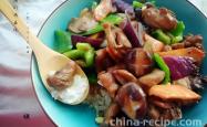 The recipe for braising chicken with beer and covering rice