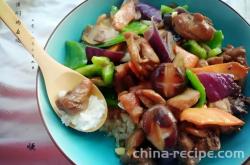 The recipe for braising chicken with beer and covering rice