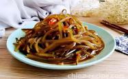 The method of stir frying seaweed with spicy sauce