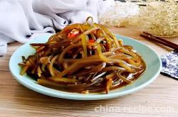 The method of stir frying seaweed with spicy sauce