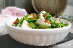 The method of stir frying tofu with spicy green garlic sprouts