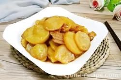 The method of cooking pork with potato slices