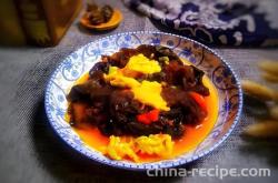 The recipe for stir frying tomatoes, eggs, and black fungus