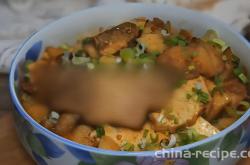 The method of stewing tofu with sea bream