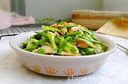 The method of frying tofu and stir frying green garlic sprouts