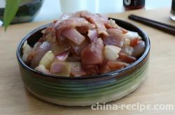 The method of stir frying bacon with onions