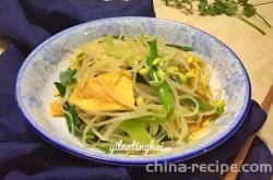 The method of stir frying eggs with soybean sprouts and garlic sprouts