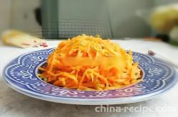 The method of stir frying shredded carrots with spicy sauce