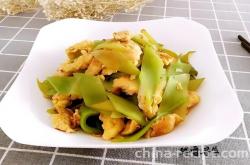 The method of stir frying lettuce and eggs