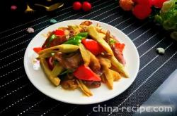 The method of stir frying sausages with spring bamboo shoots