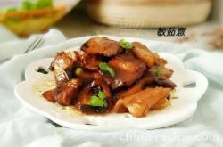 The method of stir frying pork belly with soy sauce
