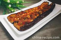 The method of grilling eggplant with garlic paste