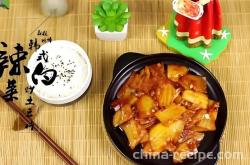 The method of stir frying potato slices with Korean style spicy cabbage