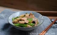 The method of stir frying meat with spring vegetables