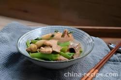 The method of stir frying meat with spring vegetables