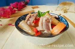 The method of stewing yam and pork ribs