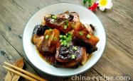 The recipe for braised preserved fish chunks in sauce