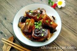 The recipe for braised preserved fish chunks in sauce