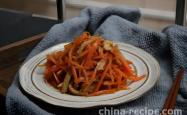 The method of stir frying shredded pork with carrots