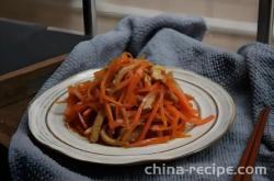 The method of stir frying shredded pork with carrots