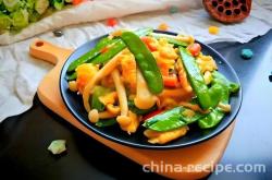 The method of stir frying lotus beans with seafood, mushrooms, eggs