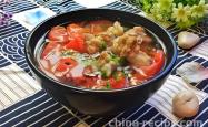 The method of stewing pork ribs with tomatoes
