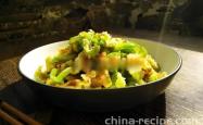 The method of frying green peppers with egg noodles