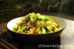 The method of frying green peppers with egg noodles