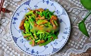 The method of stir frying garlic sprouts with shredded meat