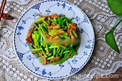 The method of stir frying garlic sprouts with shredded meat