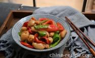 The method of stir frying sausage with double peppers