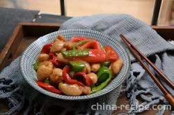 The method of stir frying sausage with double peppers