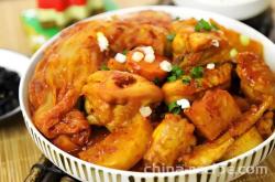 The method of stewing chicken chunks with Korean style spicy cabbage