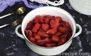 The method of braising pig trotters with red lees