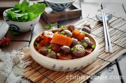 The method of cooking pork belly with pearl mushrooms