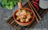 The method of burning taro with preserved meat
