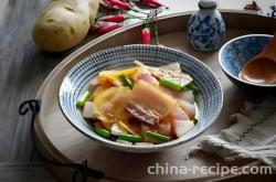 The method of making potato slices with five flower garlic sprouts